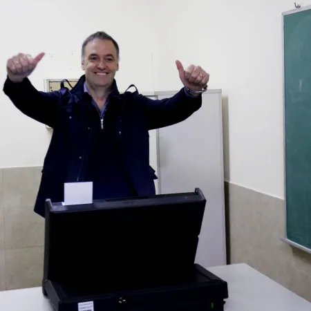 "No hay que hacer tanto escándalo, todos pasamos por fake news", dijo Adorni sobre el video