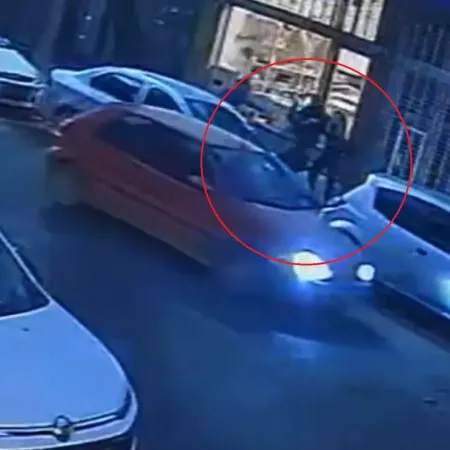 Una maestra emboscó y golpeó con un trabavolante al director de una escuela
