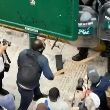 Marcha de los jubilados: otro miércoles de tensión, incidentes y detenidos en las afueras del Congreso