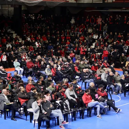 Escándalo en Newell’s: una asamblea terminó con sillazos, trompadas y corridas