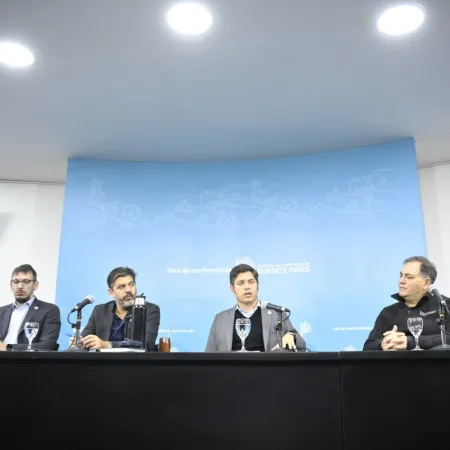 Kicillof anunció $2.000 millones para caminos rurales y reclamó fondos a Milei