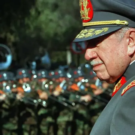 Productos con la imagen de Pinochet desata controversia en la Escuela Militar de Chile