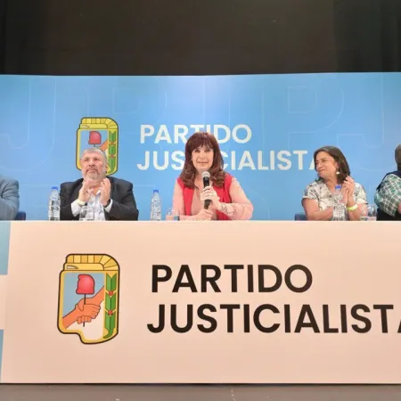 Advierten que el desdoblamiento electoral "le quita fuerza" al peronismo para enfrentar a Milei