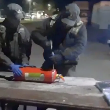 Cocaína para apagar un incendio: rellenó dos matafuegos con droga y lo descubrieron