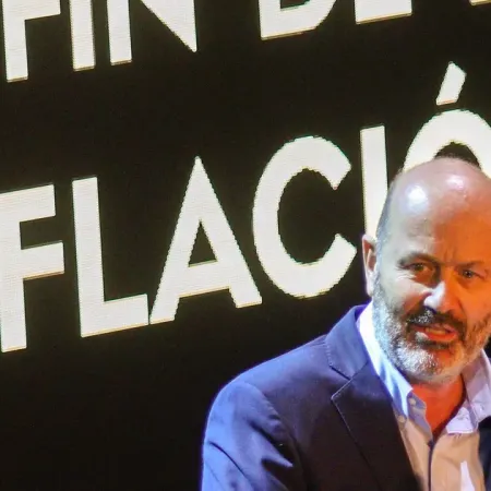Sturzenegger denuncia contrataciones irregulares en compras de alimentos y propone reforma estructural