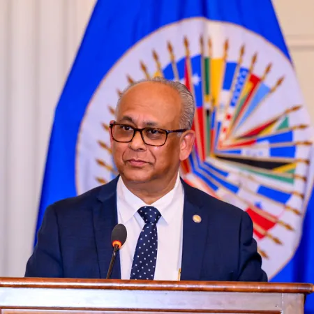 Albert Ramdin asume la OEA entre presiones de Trump y silencios sobre Maduro