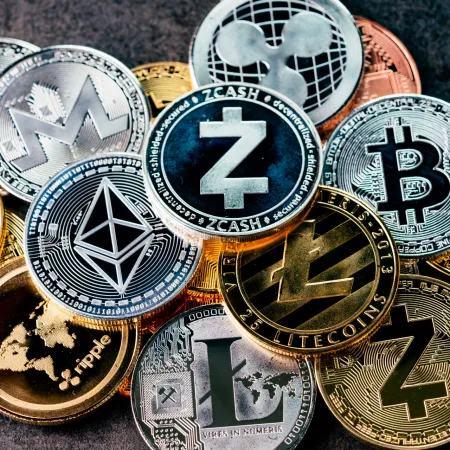 Interpol caza a estafador cripto en Colombia mientras Guatemala impulsa su regulación
