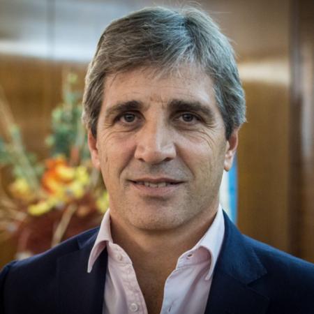 Caputo impulsa el uso libre de dólares: “Queremos que la gente los gaste sin dar explicaciones”