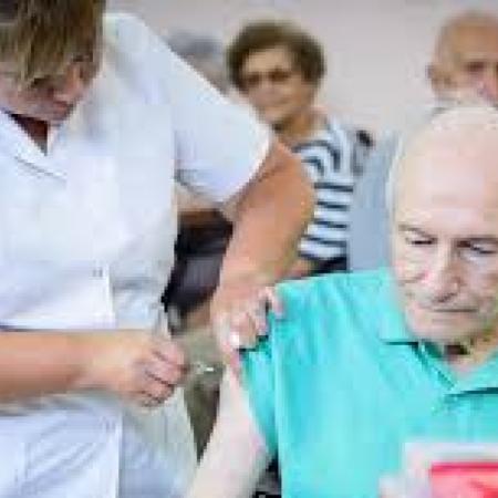 Los adultos también deben vacunarse para prevenir enfermedades graves