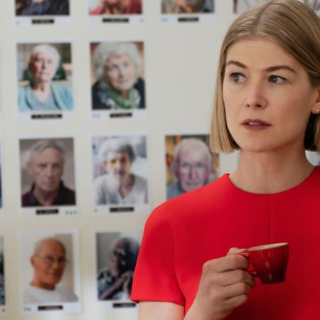 “Me robaron”: Rosamund Pike revivió una de sus peores tardes en Londres