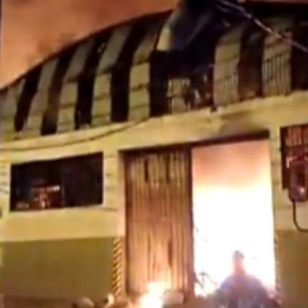 Un voraz incendio se desató en una pañalera de Lomas del Mirador