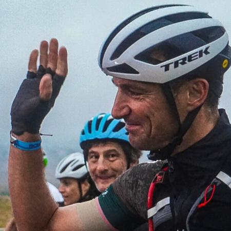 Scaloni participó en una carrera ciclista en Córdoba y la gente lo ovacionó