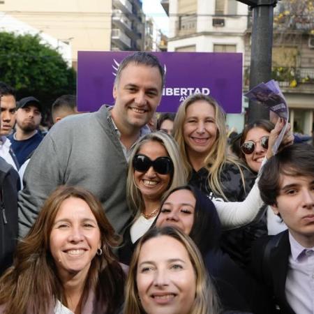 Manuel Adorni y Karina Milei recorrieron la Ciudad en el tramo final de la campaña
