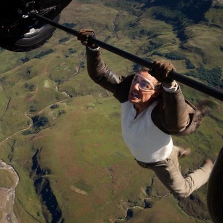 ¿Tom Cruise usó paracaídas en la toma del biplano de Misión Imposible?