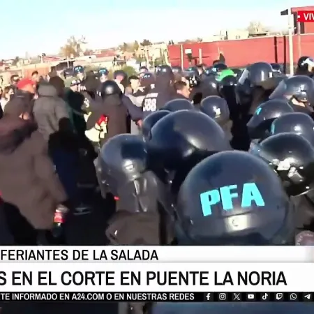 Trabajadores de La Salada en tenso cruce con la policía: "No tenemos de qué vivir"