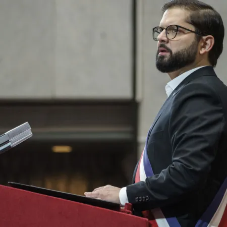 Gabriel Boric desafía a la derecha chilena con aborto legal y cierre de Punta Peuco