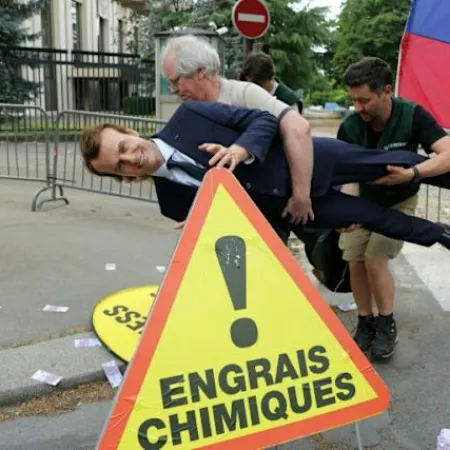 Francia: Greenpeace roba figura de Emmanuel Macron para denunciar lazos con Rusia