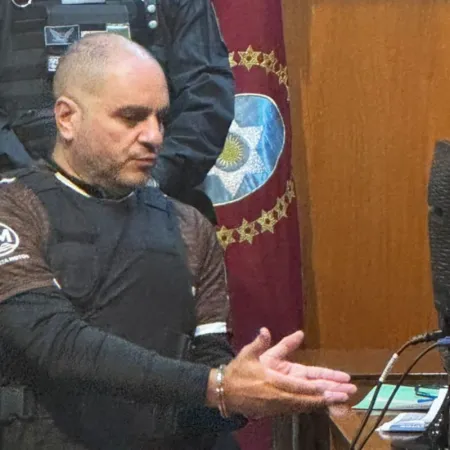 Otro show de Cositorto: volvió a tribunales con chaleco antibalas y la camiseta de Platense