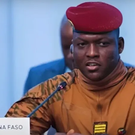 Burkina Faso prohíbe la difusión de pornografía y contenido LGTB en los medios