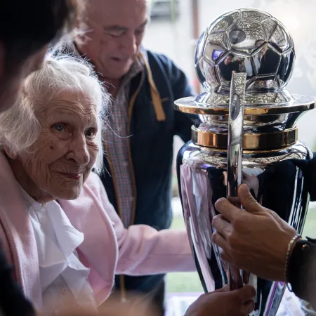 Los jugadores de Platense le llevaron la copa de campeón a la abuela Haydeé