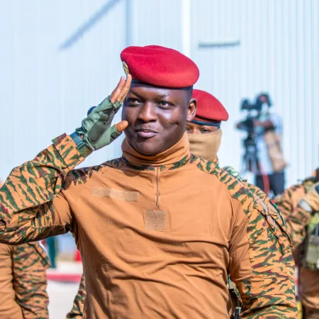 Burkina Faso bajo la lupa: cuestionan a Ibrahim Traoré por un dudoso proyecto ferroviario