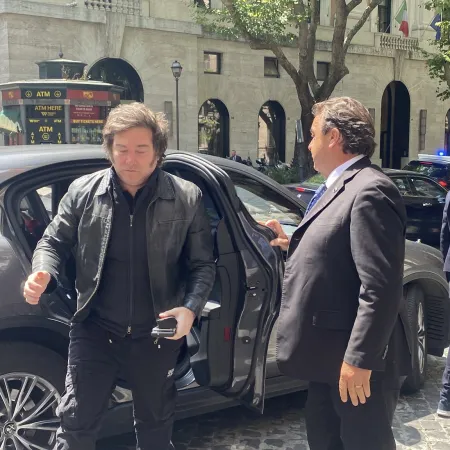 Custodios de Javier Milei echan a los periodistas del hotel Rome Ambasciatori Palace