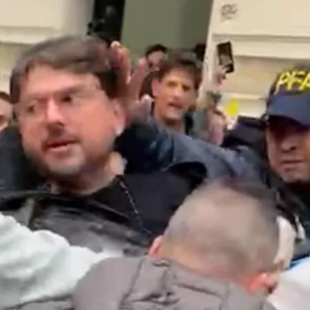 Efectivos de la Policía Federal detienen a Juan Grabois en el Instituto Juan Domingo Perón