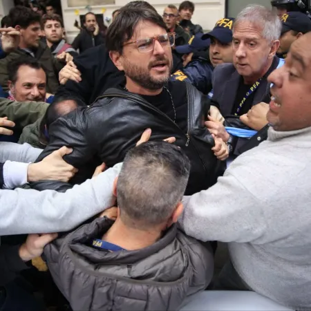 Detuvieron a Juan Grabois: fuerte protesta frente a la Policía Federal en Villa Lugano