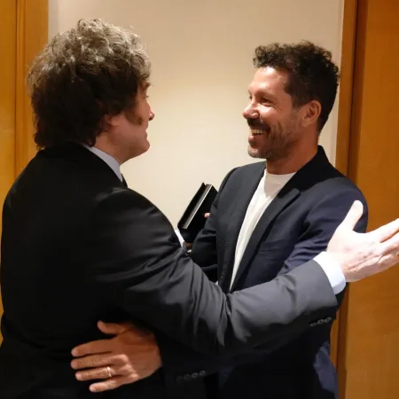 Javier Milei se encontró con Diego Simeone entre risas y abrazos