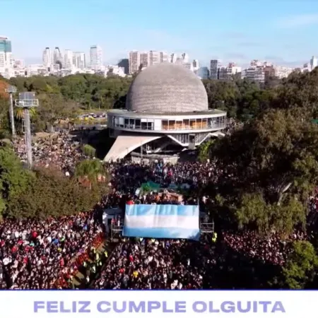 El grito político irrumpió en el evento de Olga: cánticos contra Milei durante el Himno