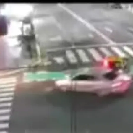 Iba alcoholizado y a contramano: chocó un taxi y terminó incrustado en un comercio