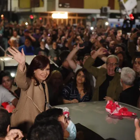 Cristina Kirchner saludó a la multitud de militantes que se acercó a su casa
