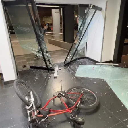 Ataque a los estudios de TN y Canal 13: encapuchados irrumpieron y causaron destrozos