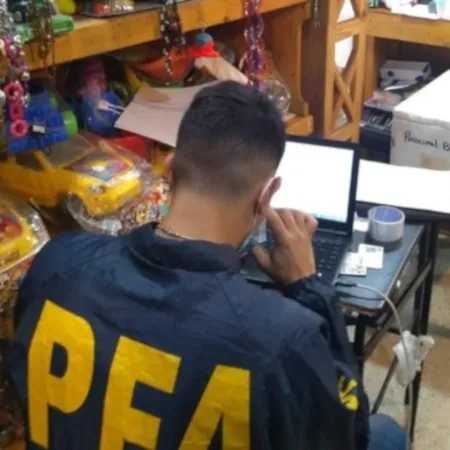 Un policía de la División Pericias Telefónicas de la Federal robó datos de tarjetas y realizó 51 compras
