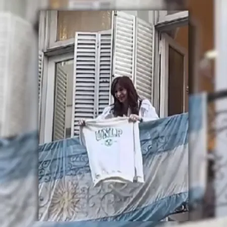 Cristina Kirchner saludó a la militancia desde su balcón y exhibió un buzo de la UNLP