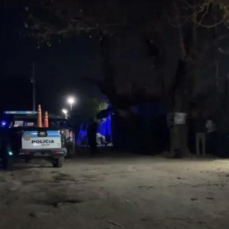Matan de un balazo en la cabeza a una joven mientras sostenía a su bebé en brazos