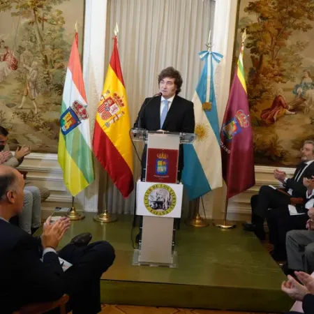 Milei fue premiado en España e infló el pecho por la baja de la inflación y la pobreza