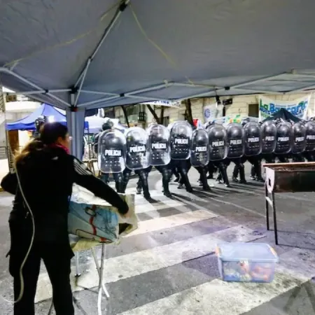 Desalojaron  a militantes que acampaban frente al departamento de Cristina Kirchner
