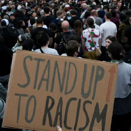 Manifestaciones contra el racismo sacuden Belfast tras disturbios en Irlanda del Norte