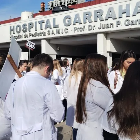 Abrazo simbólico al Garrahan: continúa reclamo ante la falta de respuestas
