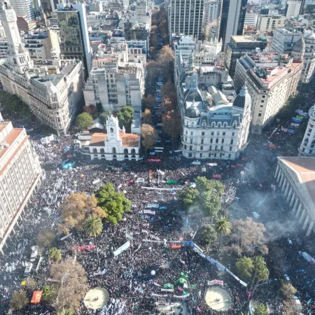 “¡Venceremos!”: dirigentes K inflaron el pecho por las fotos aéreas de la marcha en Plaza de Mayo