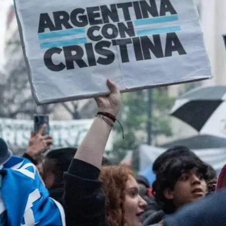 Sin Cristina en las listas, el peronismo se reagrupa para resistir en la provincia