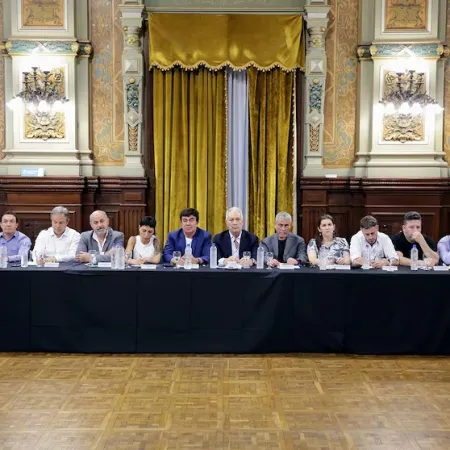 Intendentes del PJ se mueven en las sombras para evitar una ruptura en la provincia