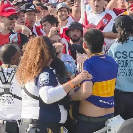 Entre insultos y forcejeos, echaron a un hincha de Boca en la tribuna de River
