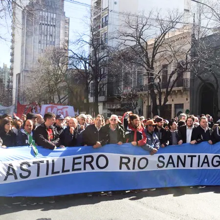 Protesta en La Plata: trabajadores del Astillero le reclaman a Kicillof una paritaria real