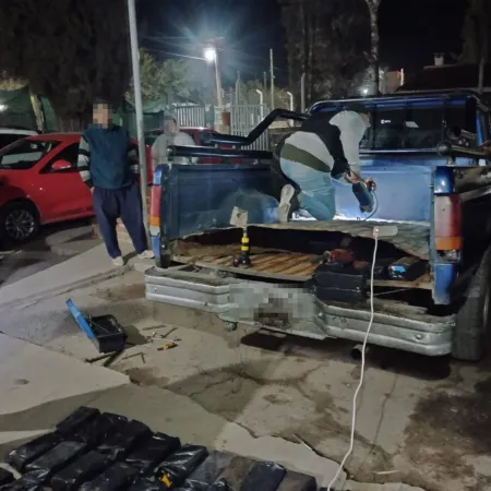 Interceptan una camioneta Ford F-100 que trasladaba más de 200 kilos de cocaína