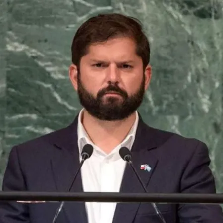 Gabriel Boric condena ataque a Irán y desata críticas por "alinearse con el terrorismo"