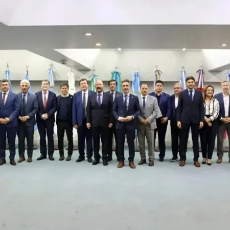 Los gobernadores le marcan la cancha a Milei con una ley propia de reparto fiscal