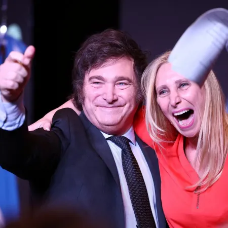 Milei cierra un congreso libertario en La Plata en plena negociación con el PRO y con el PJ en crisis