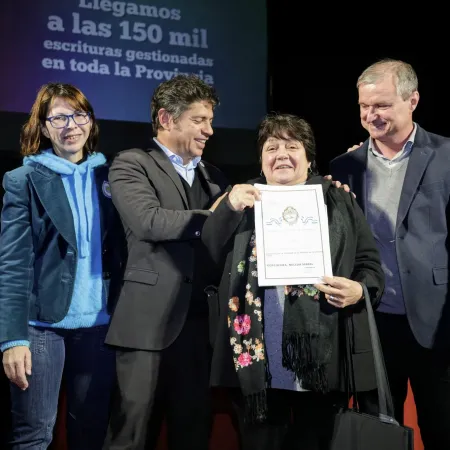 Kicillof entregó viviendas en Monte: “Si acá estuviera alguien de Milei no habría escrituras”